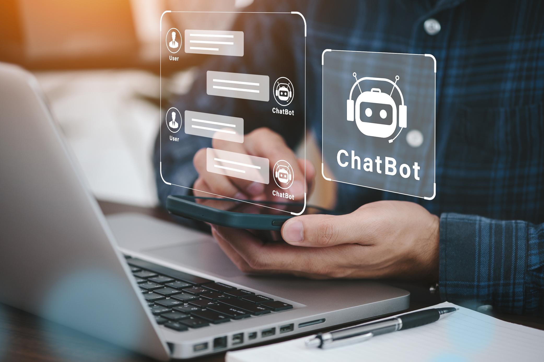 Person mit Smartphone und Chatbot-Interface