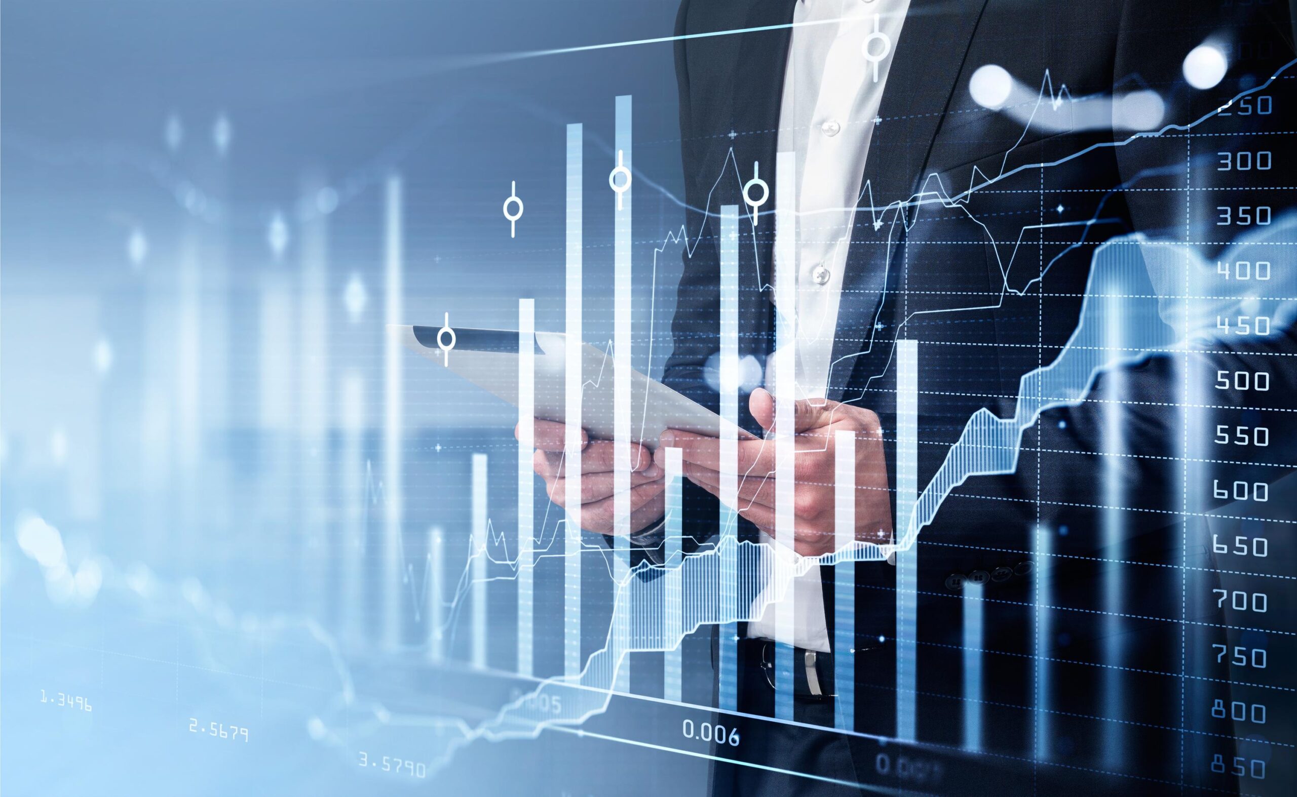 Mann analysiert digitale Daten auf Tablet, Finanzgrafiken